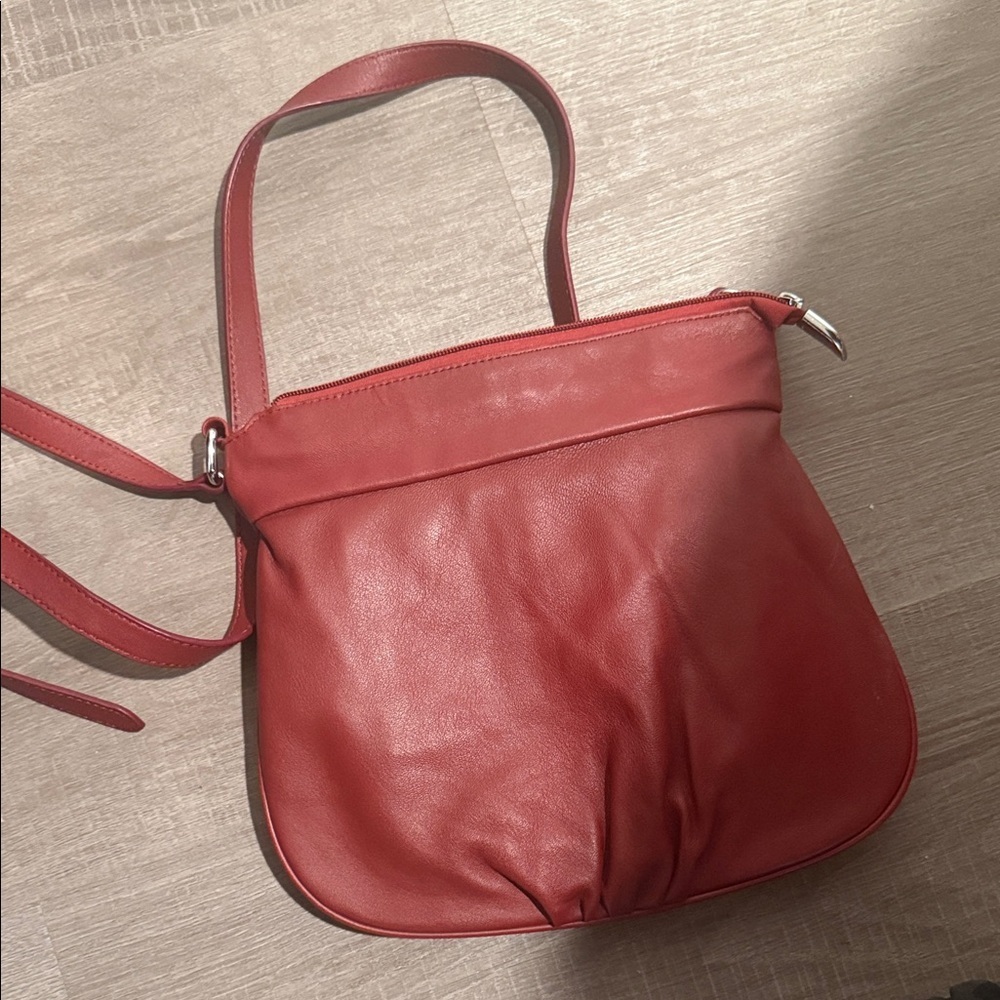 Elegant Red Leather Crossbody Bag - Picture 4 of 10